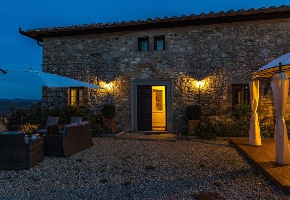 The farmhouse lights up with warm, soft lights – Villa La Poiana 10