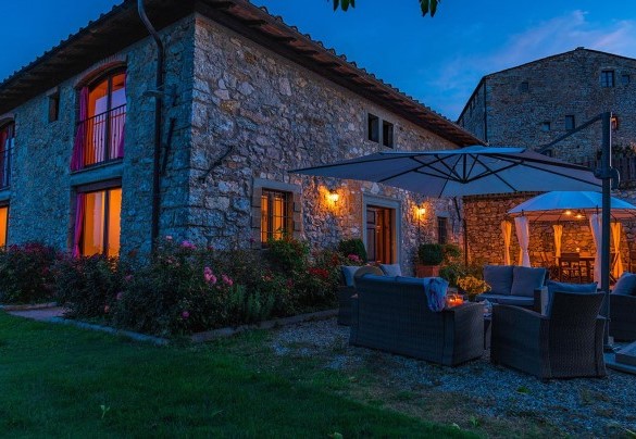 The farmhouse lights up with warm, soft lights – Villa La Poiana 10