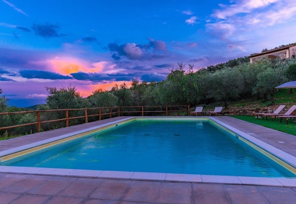 The swimming pool in the glow of the sunset – Villa La Poiana 10  