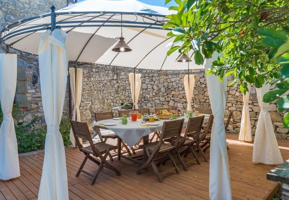 The outdoor table set up for pleasant breakfasts in front of the entrance of the villa – Villa La Poiana 10