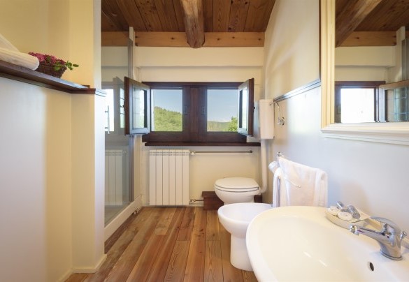 Bathroom with shower n.5, en-suite at the bedroom n.5 – Villa La Poiana 10