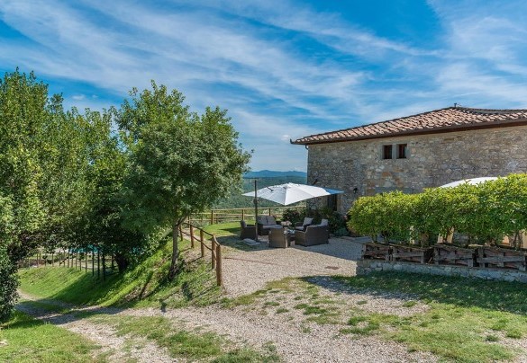 Country home located just a few minutes by car from the borgo of Castellina in Chianti, set in the hilly countryside between Siena and Florence – Villa La Poiana 10
