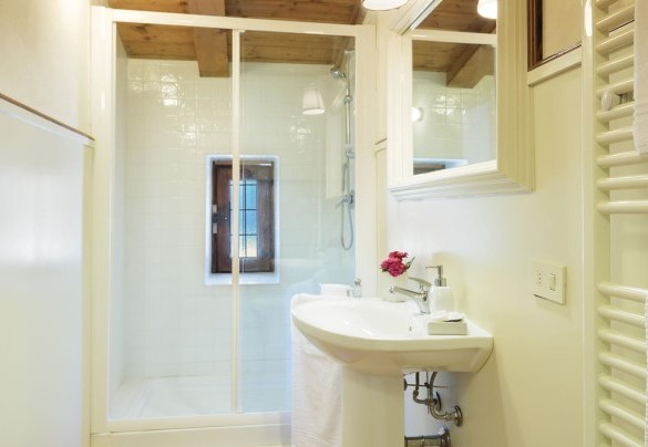 Bathroom with shower n.4, en-suite at the bedroom n.4 – Villa La Poiana 10