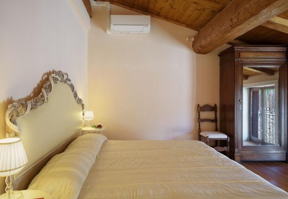 Double bedroom n.4 on the first floor with en-suite bathroom – Villa La Poiana 10