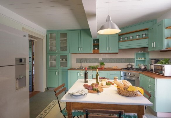 The bright and equipped kitchen adjoins the dining room – Villa La Poiana 10