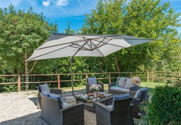 The outdoor lounge in the gravel yard opposite the entrance – Villa La Poiana 10
