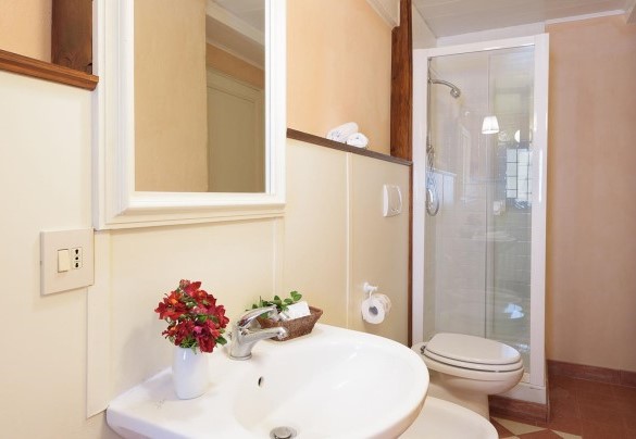 Bathroom with shower n.6 on the ground floor – Villa La Poiana 10