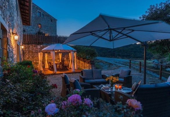 The dining area at the outdoor lounge to spend pleasant summer days – Villa La Poiana 10