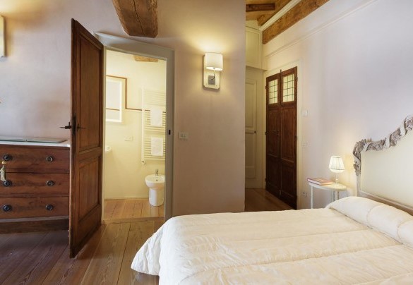 Double bedroom n.4 on the first floor with en-suite bathroom – Villa La Poiana 10