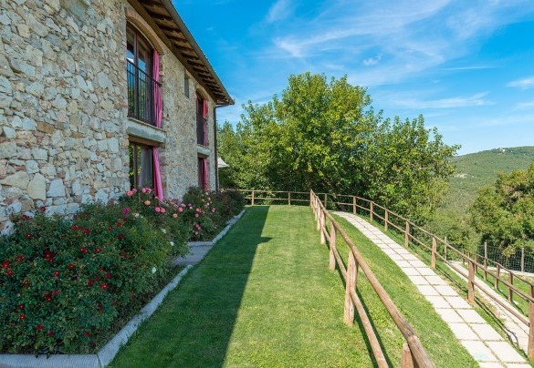 The farmhouse surrounded by a well-kept lawn – Villa La Poiana 10  