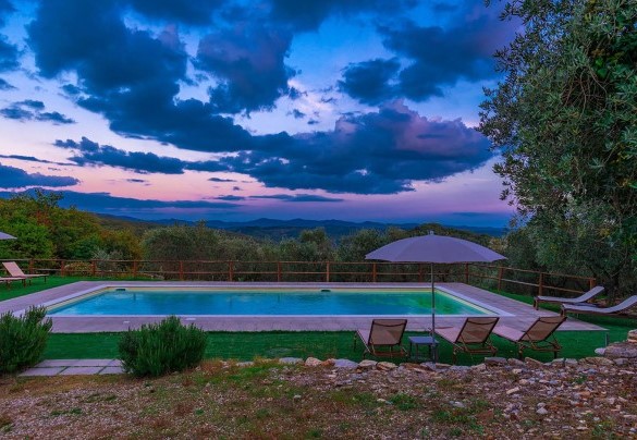 The swimming pool in the glow of the sunset – Villa La Poiana 10  