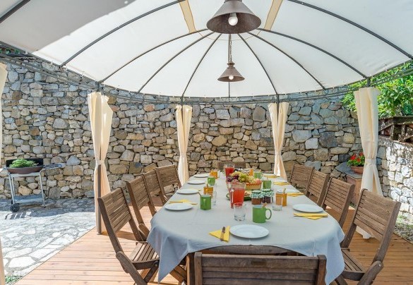 The outdoor table set up for pleasant breakfasts in front of the entrance of the villa – Villa La Poiana 10