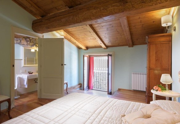 Double bedroom n.2 on the first floor with en-suite bathroom – Villa La Poiana 10
