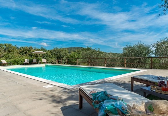 Sunbeds and umbrellas are distributed on the green lawn that surrounds the pool for a relaxing sun break– Villa La Poiana 10