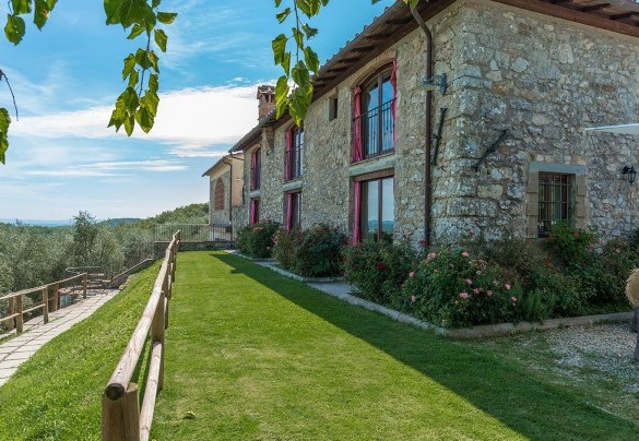 Country home located just a few minutes by car from the borgo of Castellina in Chianti, set in the hilly countryside between Siena and Florence – Villa La Poiana 10