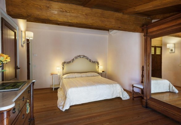 Double bedroom n.4 on the first floor with en-suite bathroom – Villa La Poiana 10