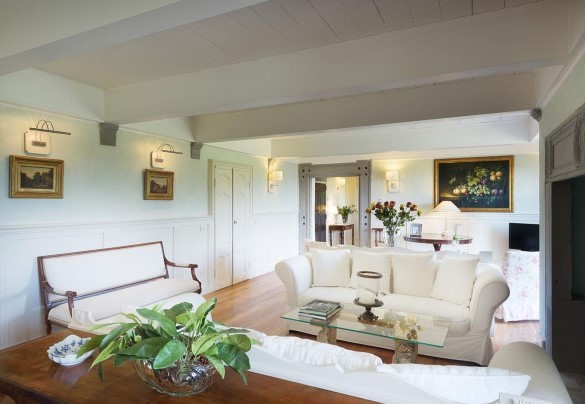 The bright living room with the majestic fireplace – Villa La Poiana 10