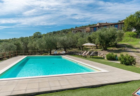 The pool, lined in blue pvc and with a stone edge, measures 6 x 13 m with a constant depth of 1,50 m. Access to the water is down 4 steps and it has chlorine purification – Villa La Poiana 10