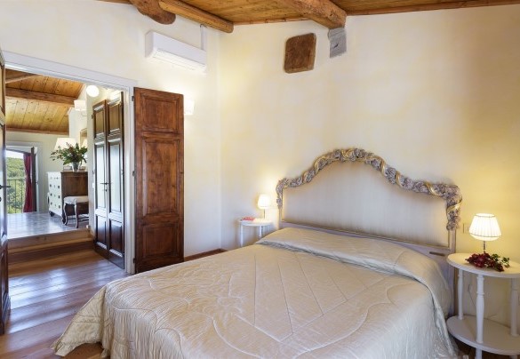 Double bedroom n.5 on the first floor with en-suite bathroom – Villa La Poiana 10
