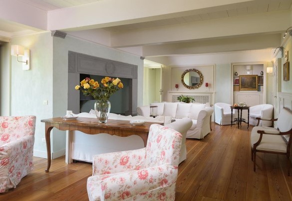 The elegant and bright living room – Villa La Poiana 10