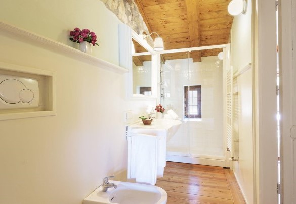 Bathroom with shower n.2, en-suite at the bedroom n.2 – Villa La Poiana 10