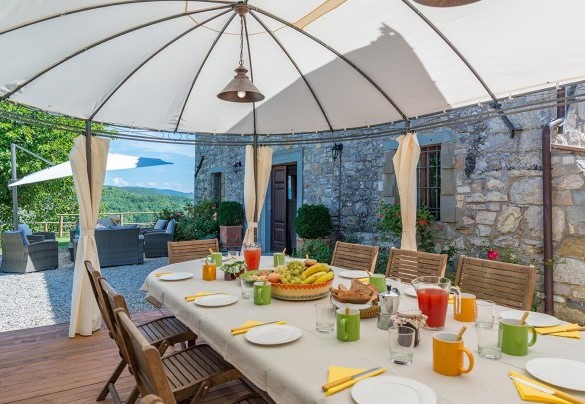 The outdoor table set up for pleasant breakfasts in front of the entrance of the villa – Villa La Poiana 10