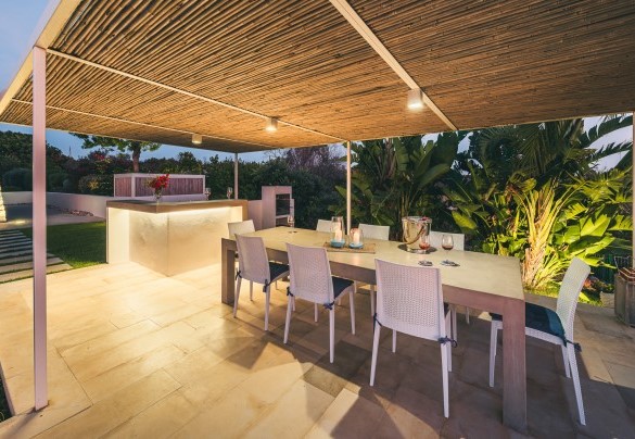 Il pergolato con angolo bar e barbecue è l’ideale per cene e serate in autentico stile mediterraneo – Villa la Pupazza