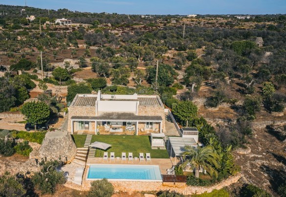 La villa è immersa in un parco stile mediterraneo con ulivi e alberi ornamentali, piante grasse, aromatiche e terrazzamenti rocciosi – Villa la Pupazza