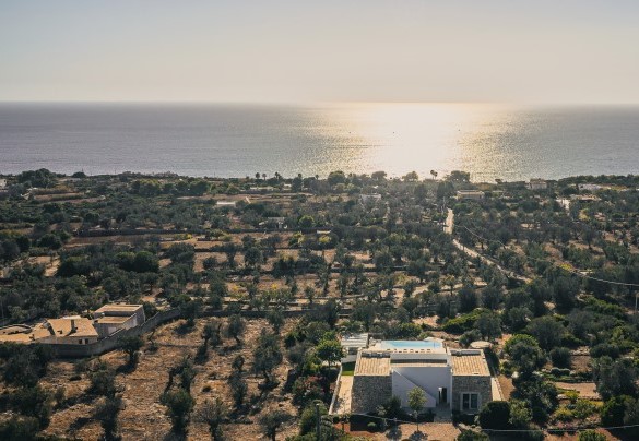 La villa si erge su una zona verde a ridosso della scogliera che si protende sul rinomato mare di Santa Maria di Leuca – Villa la Pupazza