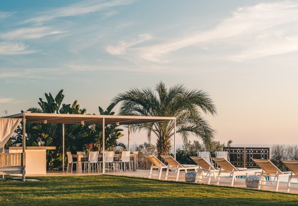 Un curatissimo prato all'inglese si sviluppa di fronte alla villa e si estende fino alla piscina a sfioro che si protende verso il mare – villa la Pupazza