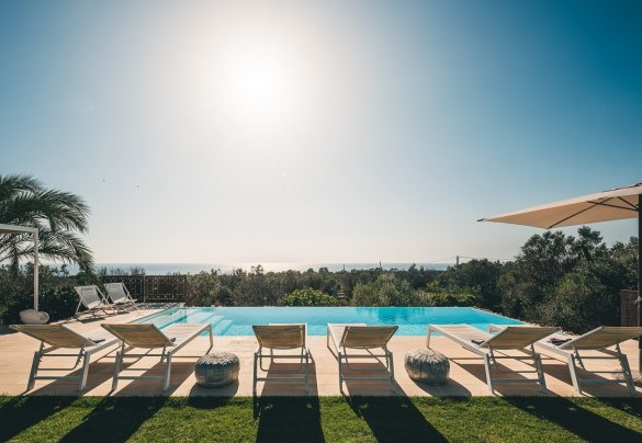 La splendida piscina a sfioro vista mare della villa ha una spaziosa area solarium – Villa La Pupazza