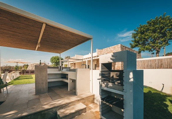 L’angolo bar sotto al patio esterno è dotato di un nuovissimo barbecue in muratura – Villa La Pupazza