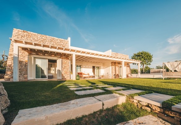La villa in pietra di recente costruzione ha un design locale di ispirazione contemporanea dove si amalgamano materiali tradizionali con un arredamento dal gusto moderno – Villa La Pupazza