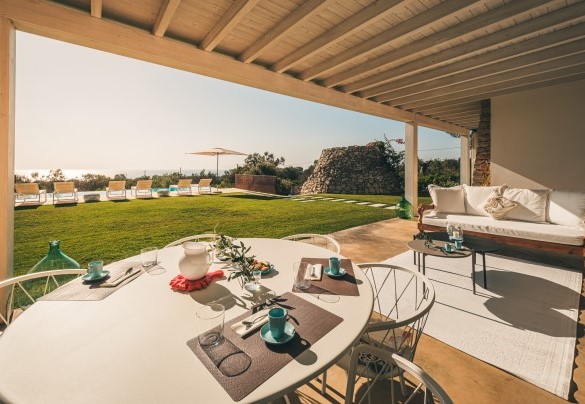 Il patio coperto adiacente alla zona giorno, è attrezzato per vivere appieno ogni momento della giornata, dalla colazione all’aperitivo con vista mare – Villa la Pupazza