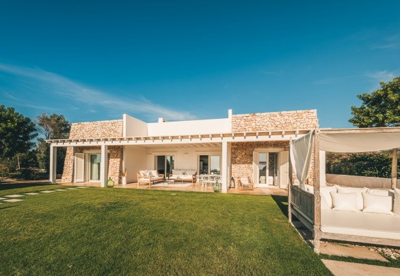 La proprietà che si sviluppa su un unico livello ha un open-space della zona giorno che affaccia attraverso due ampie porte finestra sulla veranda esterna con vista mare – Villa la Pupazza