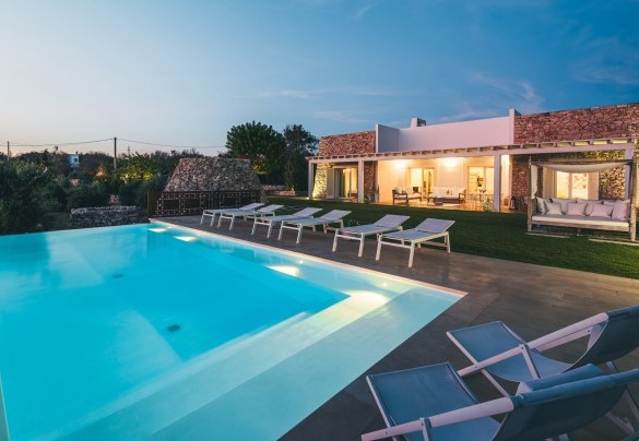La piscina di colore azzurro è depurata al cloro e misura 10 x 4 per 1,40 di profondità – Villa la Pupazza
