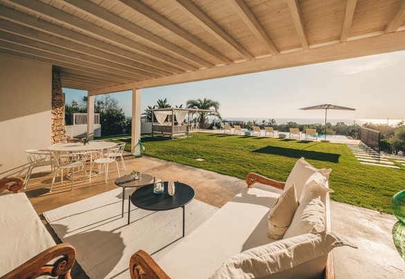 Un curatissimo prato all'inglese si sviluppa di fronte alla villa e si estende fino alla piscina a sfioro che si protende verso il mare – Villa la Pupazza
