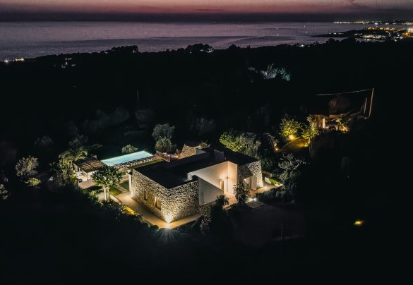 La zona verde che circonda la dimora è di circa 8.000 mq con ulivi e alberi ornamentali, piante grasse, aromatiche e terrazzamenti rocciosi – Villa la Pupazza