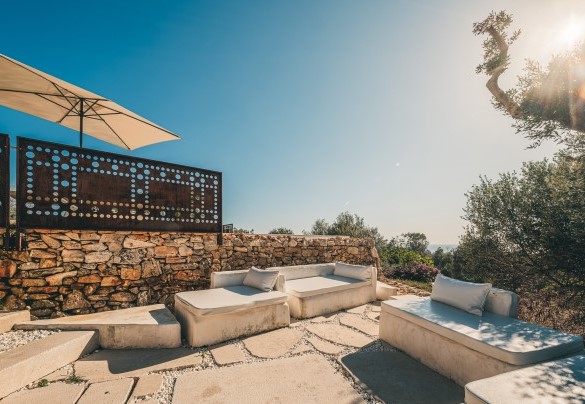 La zona relax con divanetti in pietra è stata realizzata accanto ad una splendida Pajara originale che si trova proprio di fianco alla piscina – Villa la Pupazza