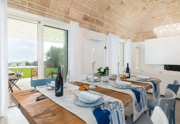 Comoda zona pranzo con favolosa vista piscina e mare, con caratteristico soffitto a botte e mattoni a vista - Villa La Pupazza