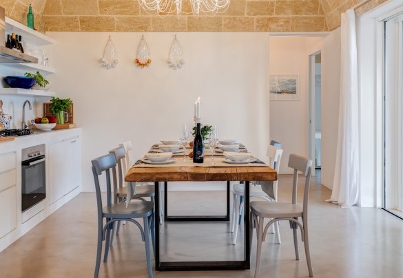 Spaziosa cucina moderna sapientemente accessoriata, con grande tavolo da pranzo di design in legno di ulivo -Villa La Pupazza
