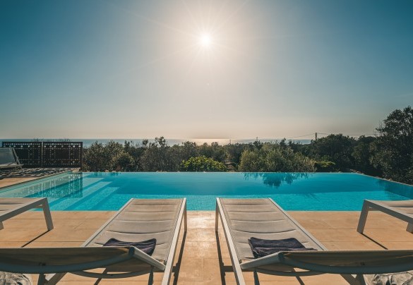 La magnifica piscina realizzata di fronte alla casa è rivolta verso il mare, anche facendo il bagno si può godere la vista di magnifici tramonti – Villa la Pupazza