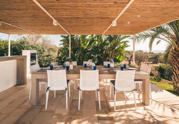 La comoda zona pranzo a ridosso della piscina, è caratterizzata da un grande tavolo in pietra e impreziosita da una tettoia e un angolo bar in muratura con barbecue – Villa La Pupazza