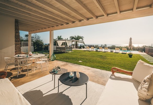 Dal patio finemente attrezzato si può ammirare una magnifica vista dell’orizzonte dove il mare padroneggia – Villa la Pupazza