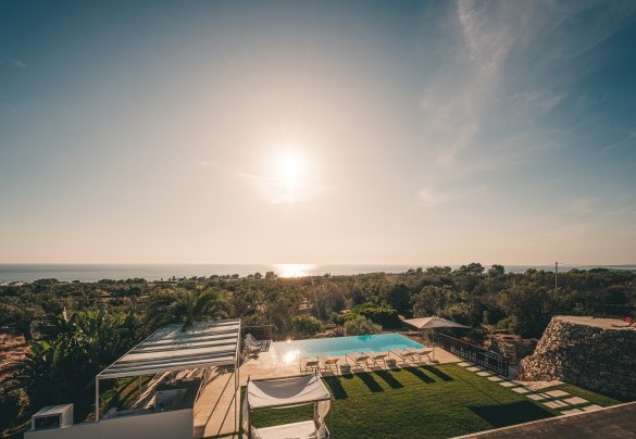 La zona esterna che circonda la piscina è l'ideale per cene e serate in autentico stile mediterraneo vista mare – Villa la Pupazza