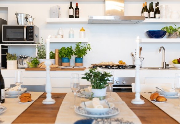 Dettaglio tavola, cucina moderna accessoriata - Villa La Pupazza