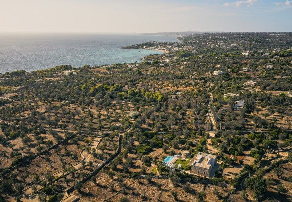 La villa si erge su una zona verde a ridosso della scogliera che si protende sul rinomato mare di Santa Maria di Leuca – Villa la Pupazza