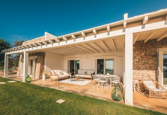 Il patio della villa è piacevolmente attrezzato per il relax e per consumare pasti all’ombra godendo della meravigliosa vista della piscina e del mare – Villa La Pupazza