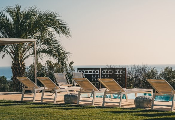 La piscina misura 10 x 4 m con una profondità di 1,40 m, ha il bordo realizzato con dei bei mattoni chiari su cui sono adagiati 6 lettini e 2 sdraio – Villa La Pupazza