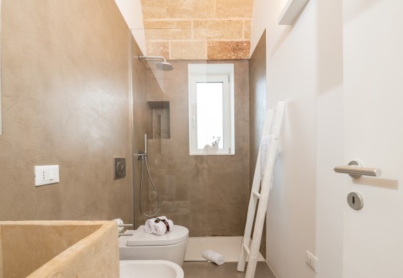 Bagno con doccia n.4, al servizio della camera doppia n. 4 - Villa La Pupazza